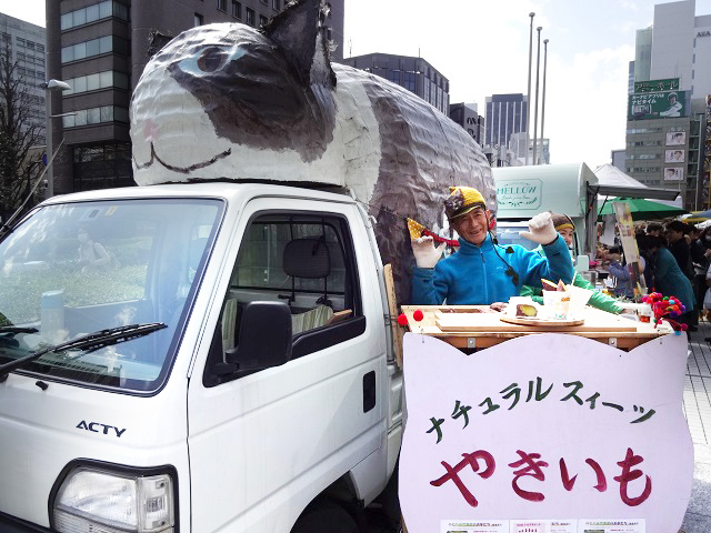 移動販売車の猫トラ（ラペ号）と根岸喜久夫さん